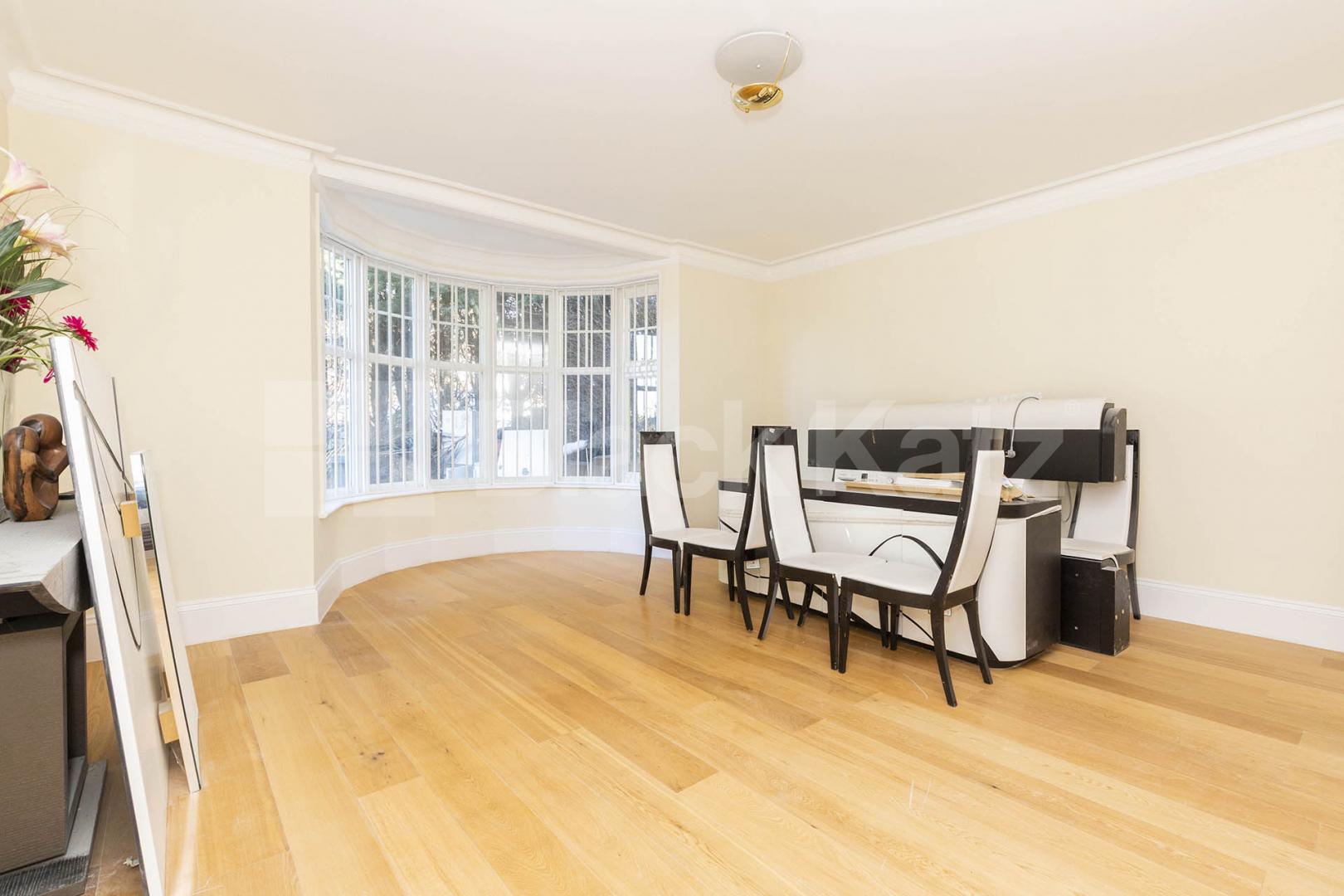 Newly refurbished 6 bedroom 4 bathroom house close to northern line station Holden Road , North Finchley 